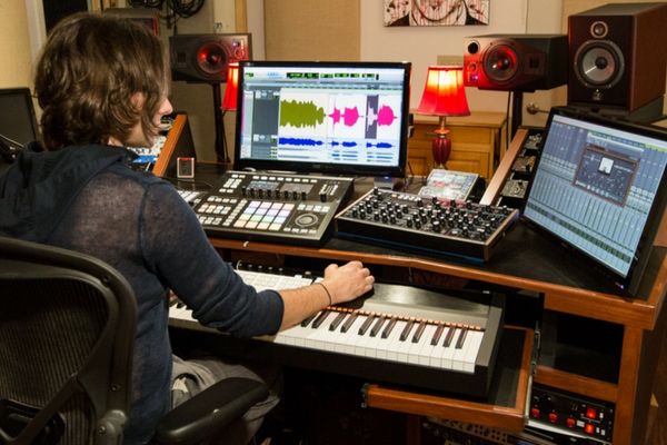 Máy tính chuyên chỉnh sửa âm thanh và sản xuất nhạc